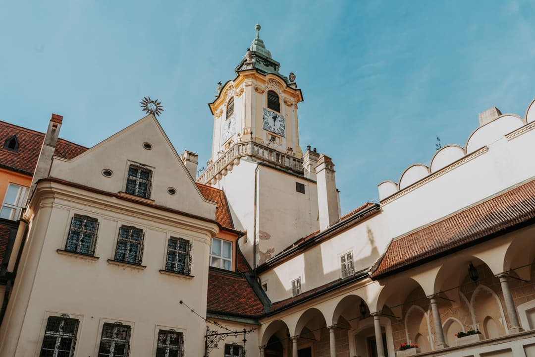 Pohľad na vežu Starej radnice z nádvoria. 