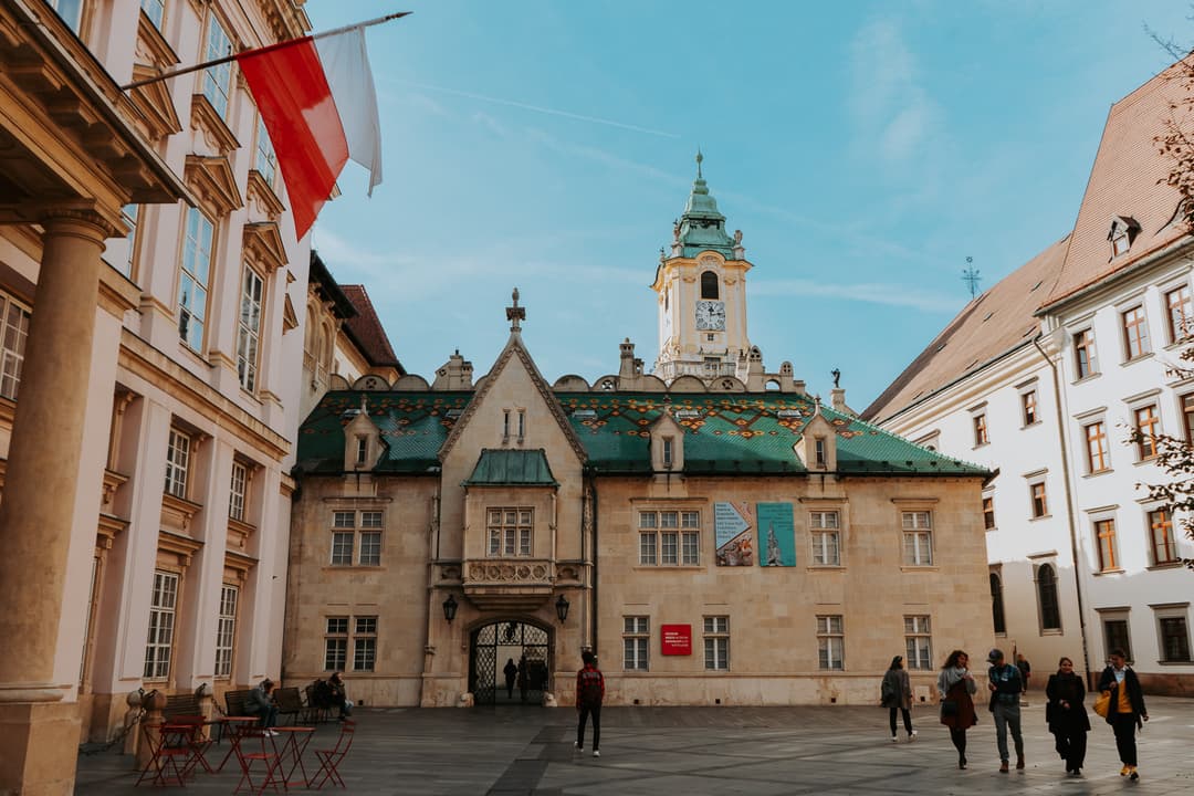 Pohľad na vežu Starej radnice z nádvoria. 